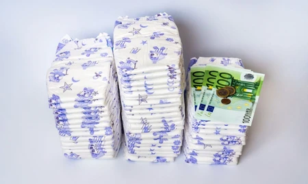 Stapel luiers, briefjes van 100, geld 