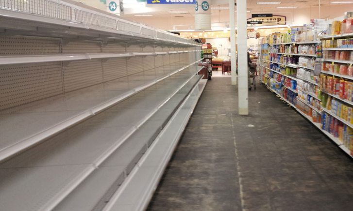 Volle en lege winkelschappen