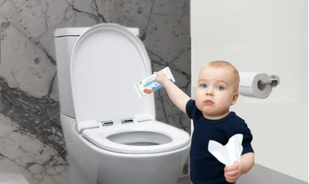 jongen gooit billendoekjes door de wc
