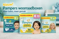 Drie Pampers voorraadboxen voor verschillende leeftijden op een textiele ondergrond met kinderen op de verpakkingen.