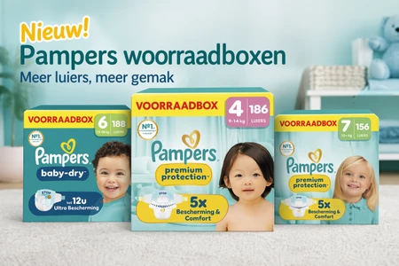 Drie Pampers voorraadboxen voor verschillende leeftijden op een textiele ondergrond met kinderen op de verpakkingen.