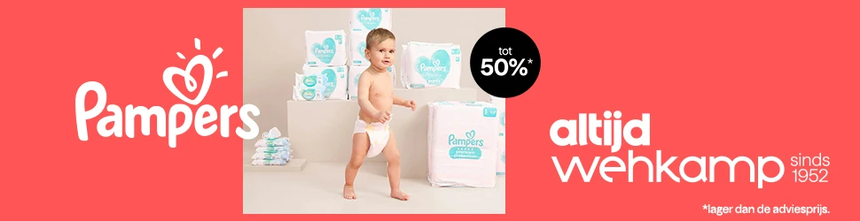 Een peuter in een luier staat naast pak Pampers luiers met korting bij Wehkamp.