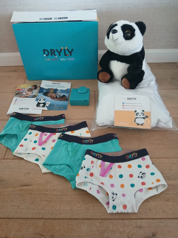 dryly doos inhoud: panda, onderbroekjes, matrasbeschermer, plaswekker