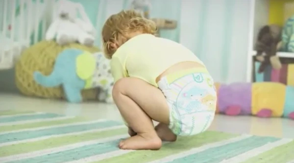 Kindje draagt Pampers Premium Protection Active Fit
