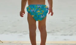 Kindje met een blauwe zwemluier, met leuke motiefjes