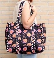 Zwarte shopper met oranje bloemen - grote stoffen schoudertas met print - luiertas met print - strandtas lichtgewicht zwart - STUDIO Ivana