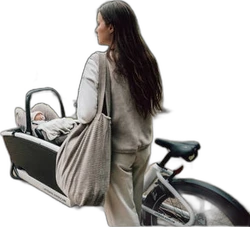 Vrouw met de Koeka Vik Mom bag taupe op een bakfiets