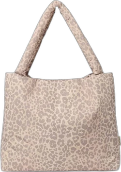 Luiertas met luipaardprint patroon in beige tinten, rechthoekige vorm.