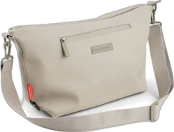 Stijlvolle Zandkleurige Luiertas van Done by Deer Zandkleurige Done by Deer luiertas met verstelbare schouderriem en ritsvak.