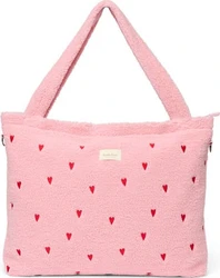 Roze teddy luiertas met rood hartjespatroon Roze teddy luiertas met rode hartjes, brede schouderhengsels en rechthoekige vorm op witte achtergrond.