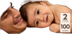 Close-up van lachende baby met ouder en label maat 2, 5-9 kg, 100 luiers