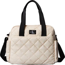Ecru quilted Calvin Klein luiertas met zwarte hengsels, schouderband en logopatch aan de voorkant