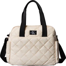 Calvin Klein quilted luiertas in ecru met zwarte hengsels Ecru quilted Calvin Klein luiertas met zwarte hengsels, schouderband en logopatch aan de voorkant