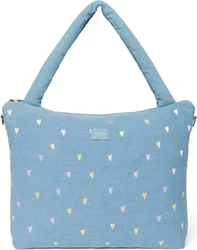 Lichtblauwe denim luiertas met schouderhengsels en klein hartjespatroon in pastelkleuren.