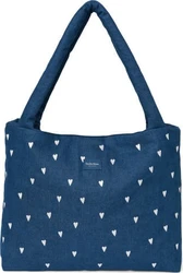 Donkerblauwe denim tas met lange schouderhengsels en wit hartjespatroon op een witte achtergrond