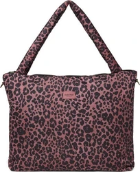 Roze puffy luiertas met donkere leopardprint, brede schouderband en klein label aan de voorzijde