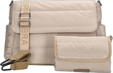 Beige luiertas met klep, verstelbare schouderband en bijpassend etui op zwarte achtergrond