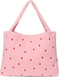 Roze teddy luiertas met schouderhengsels en kleine rode hartjes op een witte achtergrond