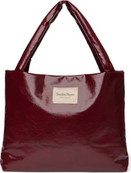 Glanzende bordeauxrode Studio Noos mom bag met brede schouderhengsels en label aan de voorkant