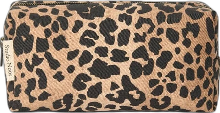 Studio Noos luieretui met bruine leopardprint Bruin rechthoekig luieretui met zwarte leopardprint, ritssluiting en Studio Noos label aan de zijkant.
