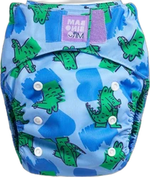 Lichtblauwe wasbare luier met groene krokodillenprint, blauwe vlakken, witte drukknopen en paarse klittenband.