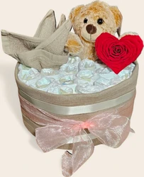 1-laags luiertaart met witte luiers, beige doek, teddybeer, rode roos en roze strik