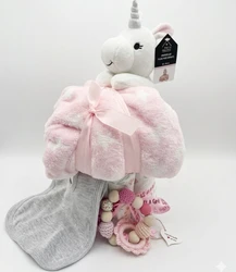 Luiertaart voor meisjes met witte pluche unicorn, roze deken, grijze doek, bijtring en roze lint
