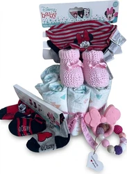 Luiertaart van opgerolde luiers met Minnie Mouse babykleding, roze gebreide slofjes, sokjes en speenkoord