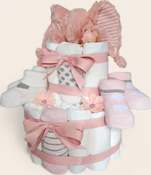 Roze luiertaart met pluche olifant en babysokjes Roze luiertaart met pluche olifant, satijnen strikken, bloemen en babysokjes in wit, roze en grijs
