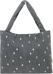 Grijze denim luiertas met brede schouderhengsels en kleine witte hartjes op een witte achtergrond