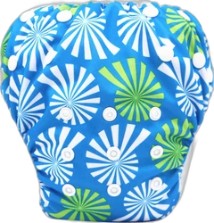 Blauwe herbruikbare zwemluier met witte en groene schelpenprint en witte drukknopen