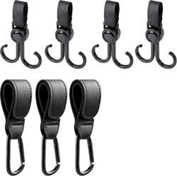 Zwarte buggyclips met dubbele haken en karabijnclips op witte achtergrond