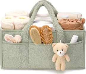Groene teddy luiertas organizer met vakken, handvatten, luiers, flesjes, borstels en knuffelbeer