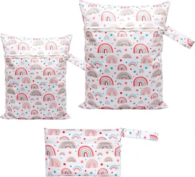 Set van drie witte wetbags met roze en turquoise regenboogprint, ritsen en polsbandjes.