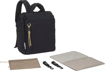 Zwarte Lässig Minoa rugzak met handvatten, schouderbanden, verschoonmat, mesh etui en clips op witte achtergrond.