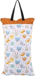 Grote waterdichte wetbag met vrolijke dierenprint Grote wetbag met oranje bovenrand, zwarte hengsels en dierenprint met katten, konijnen, vossen en sterren.