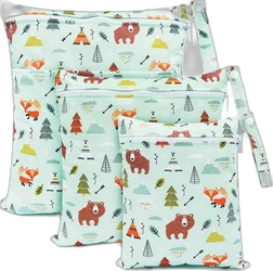 Drie mintgroene wetbags met ritssluiting, polsbandje en print van beren, vossen, bomen en tentjes