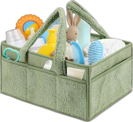 Groene luierorganizer met handvatten, vakken, luiers, flesjes, borstel en knuffel