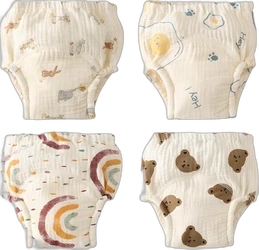 Vier crèmekleurige katoenen oefenbroekjes met dieren, regenbogen, pootjes en berenprints.