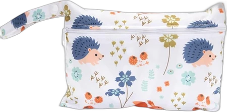 Witte mini wetbag met blauwe egels, bloemenprint, ritssluiting en polsbandje op zwarte achtergrond