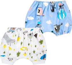 Twee wasbare trainingsbroekjes met elastische taille, boorden en kleurrijke dieren- en speelprints.
