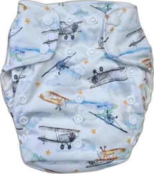 All-in-one stoffen luier met lichte vliegtuigprint, wolken, sterren en witte drukknopen