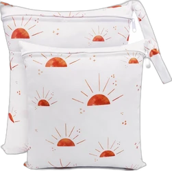 Twee witte wetbags met oranje zonprint, ritssluiting en lus met drukknoop op zwarte achtergrond.