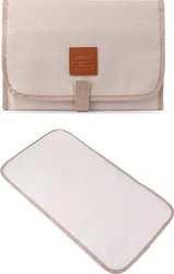 Dailygoods beige opvouwbare aankleedmat gesloten en open Beige opvouwbare aankleedmat met afgeronde hoeken, afgebeeld dichtgevouwen en uitgeklapt.