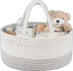 Witte en grijze luiercaddy met hengsels, vakverdeling, luiers, doekjes, flesje en gebreide teddybeer