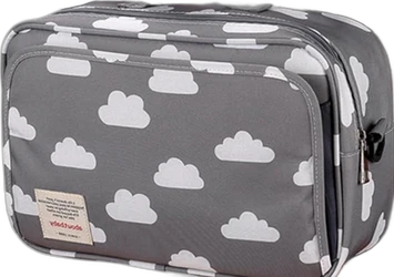 Grijze rechthoekige luiertas met witte wolkenprint, rits en klein label aan de voorzijde