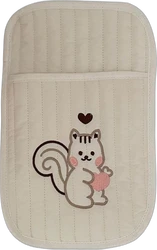 Crèmekleurige luierorganizer met verticale stiksels en geborduurde eekhoorn met roze details