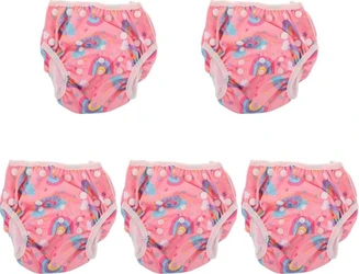 Set van 5 roze zwemluiers met regenboogprint Vijf roze herbruikbare zwemluiers met regenbogen, wolken en witte randen op een witte achtergrond