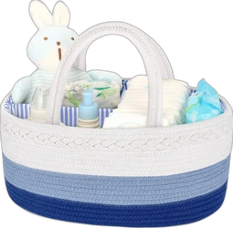 Wit-blauwe katoenen luiercaddy met babyspullen Wit-blauwe luiercaddy van katoenen touw met luiers, doekjes, flesjes en knuffelkonijn