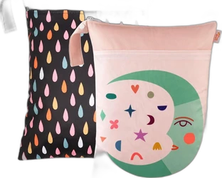 Set van twee wetbags: zwarte tas met kleurrijke druppels en roze tas met abstract gezicht.